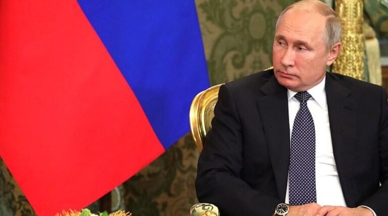 {DAAWO MUUQAALKA}  Trump oo ku hanjabay inuu Cunaqabateen saarayo Ruushka.