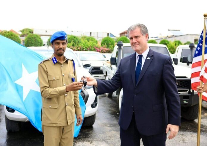 Taliyaha Booliska Soomaaliya  oo gaadiid dagaal kala wareegay Mareykanka.