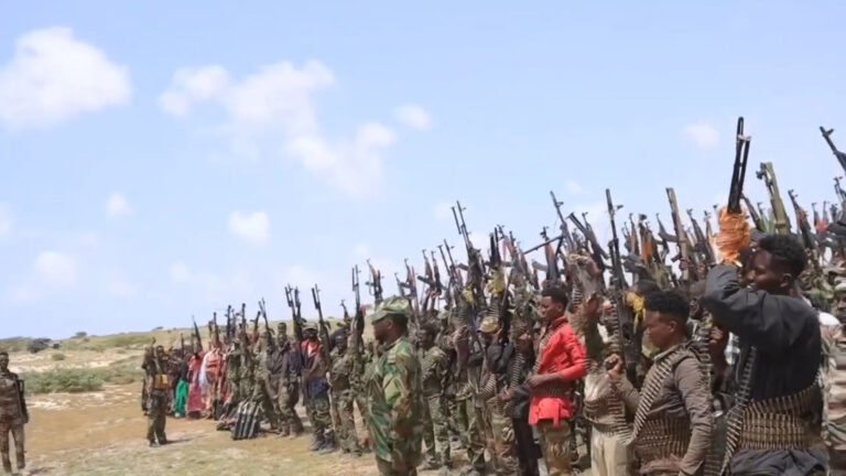 {DAAWO MUUQAALKA} Ciidamo kusii Jeeda Dagaalka AS oo lagu soo bandhigay SH-Dhaxe.