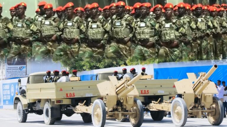 {DAAWO MUUQAALKA}  Dowladda Soomaaliya oo soo Bandhigtay Awood Ciidan oo horay aan loo arkin