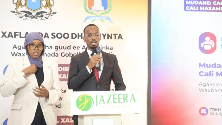 {DAAWO MUUQAALKA} Anigoo Kismaayo Joogo ayuu isoo wacay wuxuuna ii sheegay inuu xilka Agaasinka ii magacaabayo,