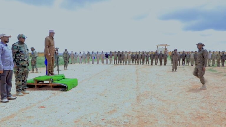 {DAAWO MUUQAALKA}  MW axmed Madoobe oo tababar usoo xeray Ciidamo cusub.