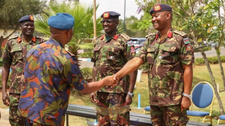 {DAAWO MUUQAALKA} Taliyaha Ciidanka Difaaca Kenya oo soo gaaray Soomaaliya