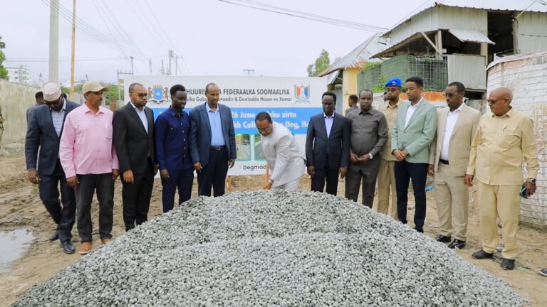 {DAAWO MUUQAALKA} Gudoomiye Muungaab” Wadooyinka burburay anaga ayaa dhiseeyno.”