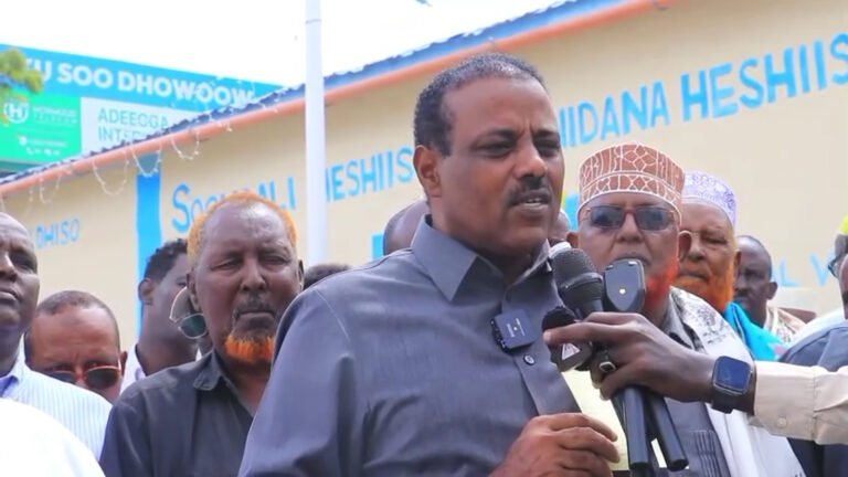 {DAAWO MUUQAALKA}  Kaarka qaata oo ku ciila Madaxda aanan waxba idiin qaban Sanado badan”’Xildhibaan Xaadoole”’