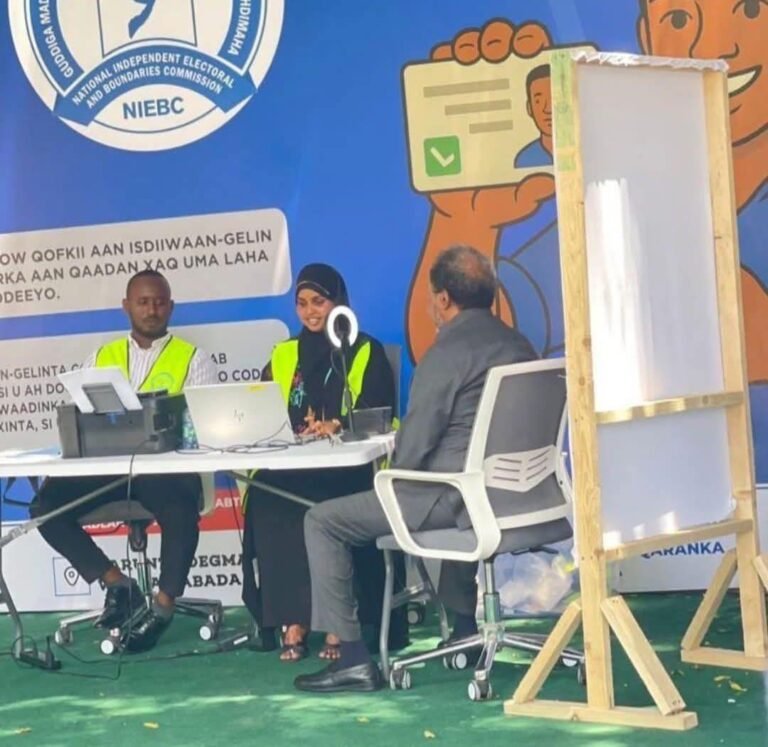 Madaxweyne Xasan Sheekh oo maanta qaatay Kaarkiisa codeynta ee doorasho