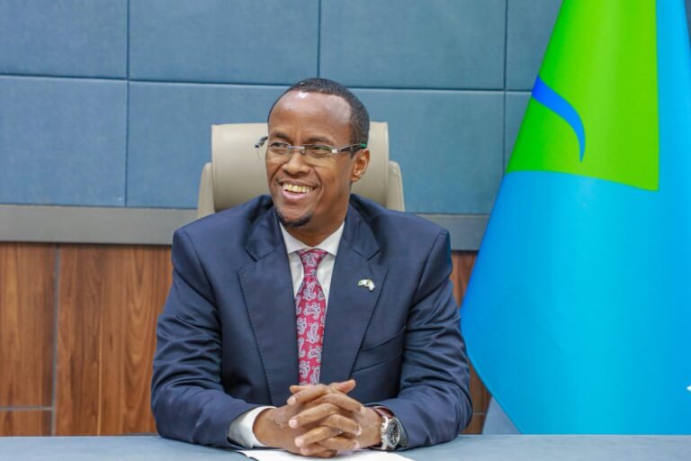 {DAAWO SAWIRADA} Wasiirka Waxbarashada Soomaaliya oo la kulmay Madaxweynaha Hirshabeelle