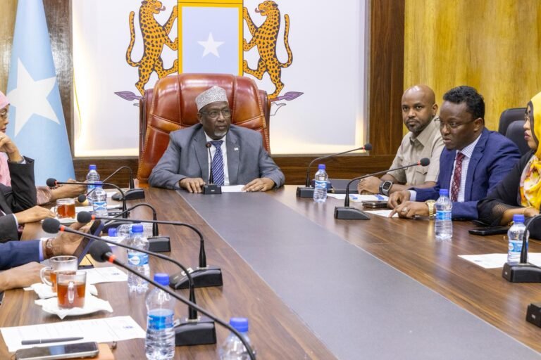 Gudoomiye aadan Madoobe oo la Kulmay Gudiga joogta ah ee Barlamaanka Soomaaliya.