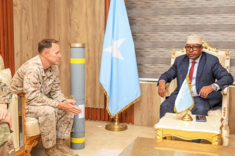 Wasiir Fiqi, oo  kulan la qaatay Taliyaha Guud ee Ciidanka Hawlgallada Gaarka ah ee Wadajirka Bariga Afrika.