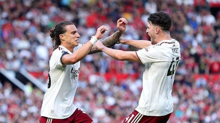 Arsenal hold on to beat Man Utd after Bayindir error.