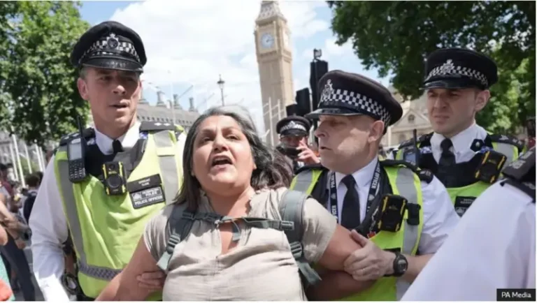 Dad u bannaan baxayay kooxda Palestine Action oo horay Lo mamnuucay ayaa lagu xiray London.