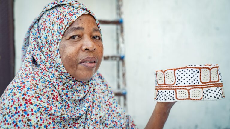 {DAAWO SAWIRADA} Faadumo Jeylaani iyo Joogteynta dhaqankii soo-jireenka ah ee sameynta koofiyad Baraawaha.