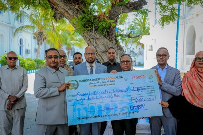 Guddoomiye Mungaab oo lacag ugu deeqay dadka Gobolka Awdal.