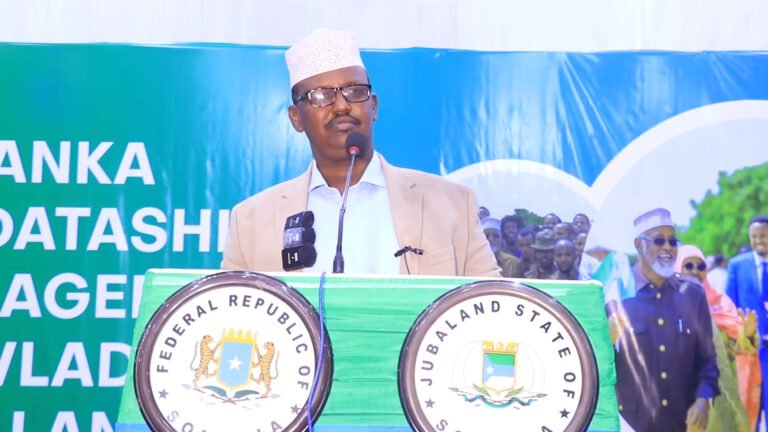 {DAAWO MUUQAALKA} Gudoomiyaha Kismaayo ” Shacabka iyo Dowladda Jubaland weey isdifaacayaan”
