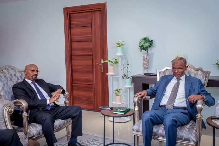 Lafta-gareen iyo Safiirka Itoobiya oo ku kulmay magaalada Muqdisho?