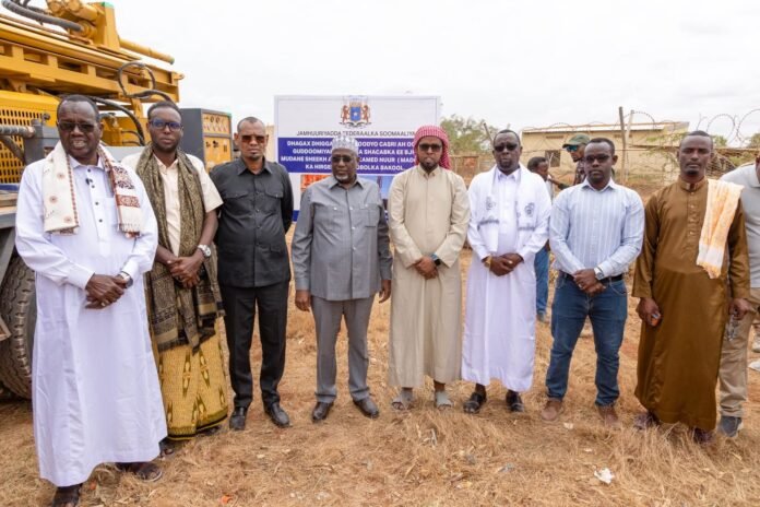 Guddoomiye Aadan Madoobe oo dhagax dhigay  ceel biyaad ah oo laga hirgelinayo Xudur.