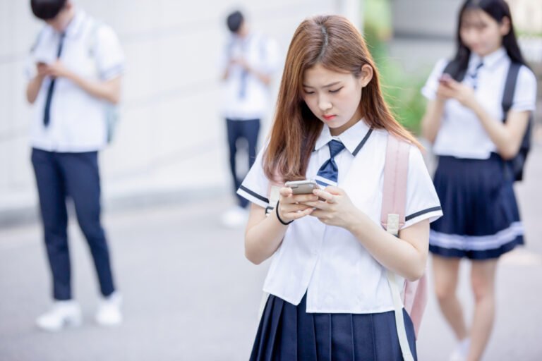 Ardayda Kuuriyada Koofureed oo laga mamnuucay in ay teleefannadooda la galaan Fasalka?