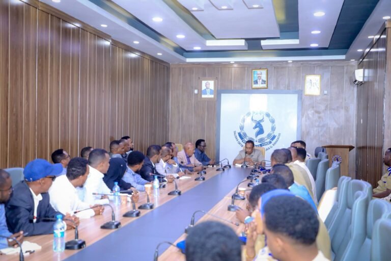 Shir lagu xoojinayay wada shaqeynta u dhaxaysa maamulka gobolka iyo Booliska.