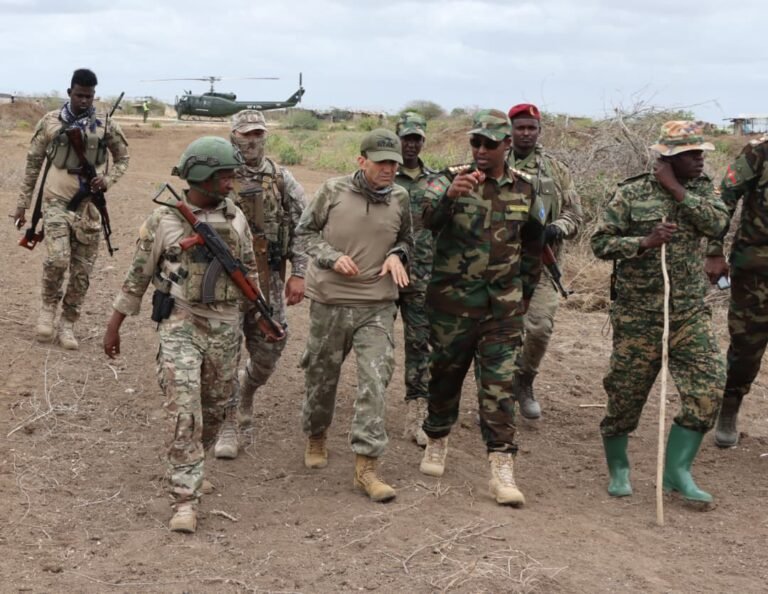 {DAAWO SAWIRADA} Taliyaha Ciidanka Dhulka oo uu wehliyo Sargaal Turki ah oo Gaaray Furumaha Hore ee Dagaalka.