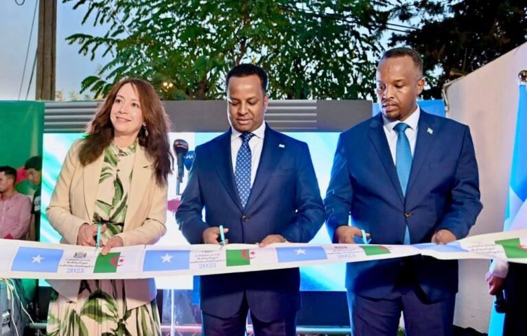 {DAAWO SAWIRADA} Wasiirka Arrimaha Dibadda ee Soomaaliya oo Xarigga Ka Jaray Safaaradda Cusub ee Dalka Aljeeriya.