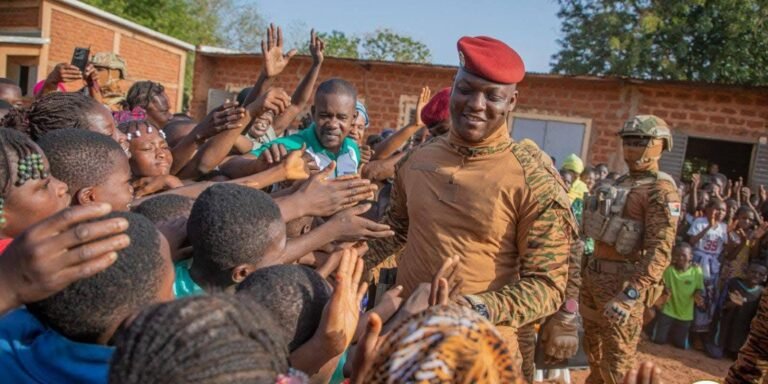 Madaxweynaha Burkiina faaso oo Mushaarkiisa siiyey Caruurta Agoonta ah.