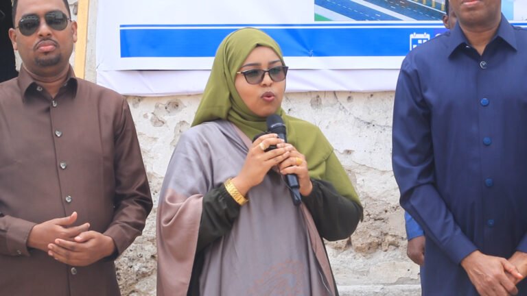 {DAAWO MUQAALKA}  Wasiir Nuura ”Waxaan ku faraxsanahay in Xaruntii wasaarada wabarashada dib loo Dhiso”