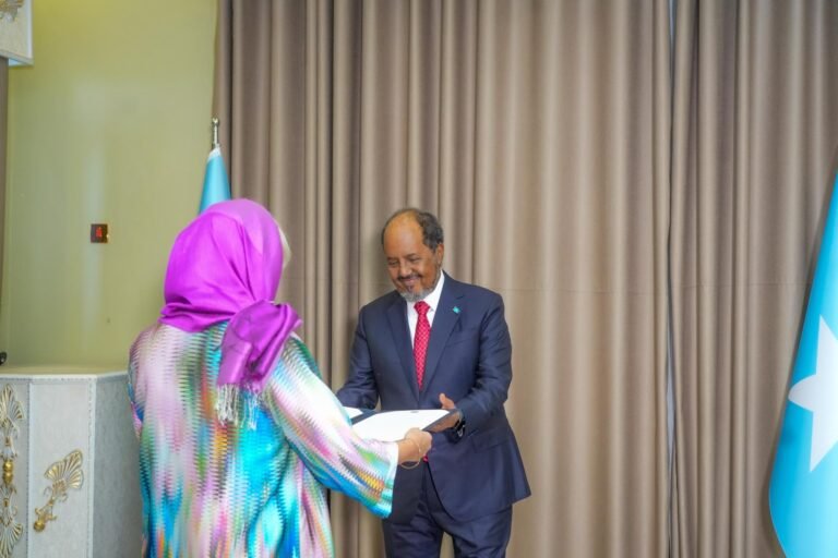 Madaxweyne Xasan Shiikh oo warqadaha Aqoonsiga ka guddoomay danjireyaasha Midowga Yurub iyo Nederland.?