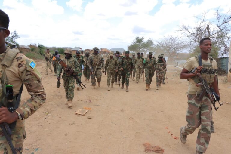 Taliyaha Ciidanka Dhulka Xoogga iyo Saraakiil Kale oo gaaray Jiida hore ee Dagaalka.