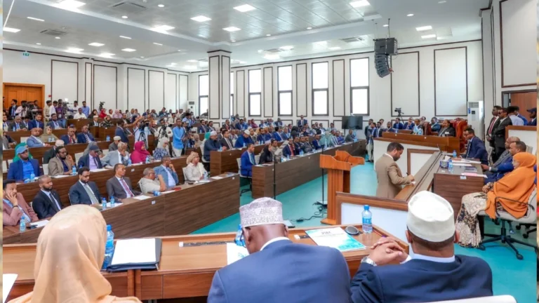 Baarlamaanka Soomaaliya oo lagu wado in uu u codeeyo Dastuurka KMG ah ee Dalka