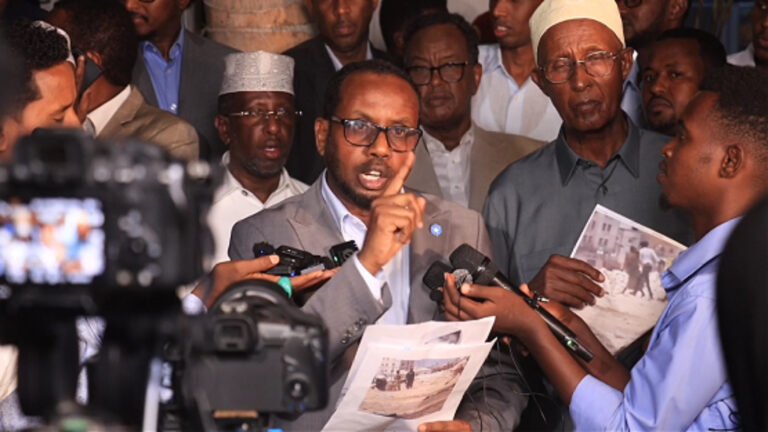 {DAAWO MUQAALKA} ”Fiqi wuxuu ku hadlay waa wax laga cuudu billeysto” Wasiir hore Cumar Cali Rooble