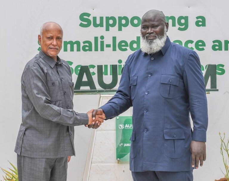 Maxeey ka wada Hadleen Wakiilka Midowga Afrika iyo La Taliyaha Amniga Qaranka.