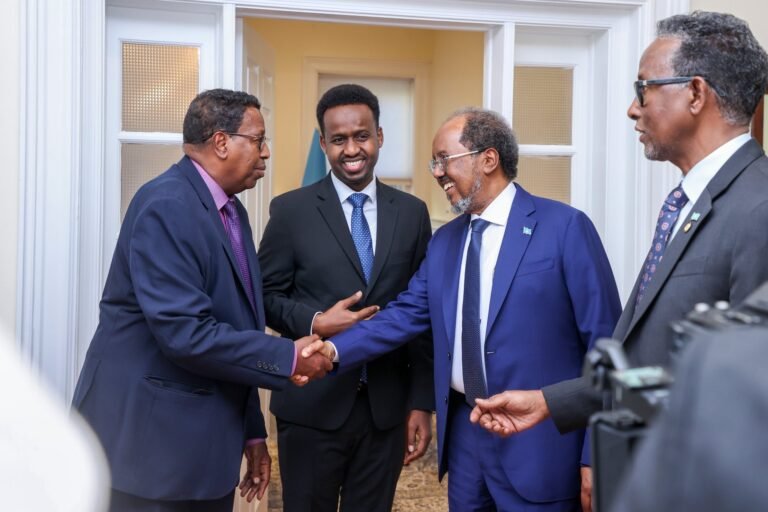 Madaxweyne Xasan Sheekh oo ku sugan Mareykanka ayaa booqday Xarunta Safaaradda Soomaaliya