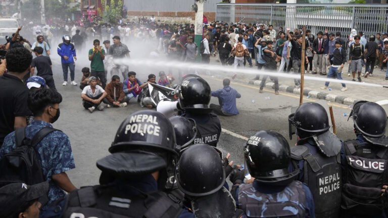 {DAAWO MUQAALKA} Shacab careeysan oo weerary Xarunta baarlamaanka Dalka Nepal.