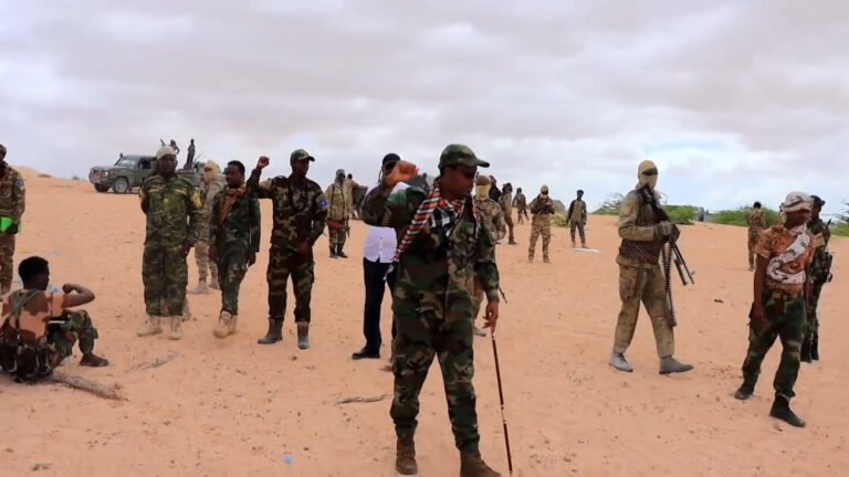 {DAAWO MUQAALKA} Taliyaha Ciidanka Dhulka oo La kulmay Ciidamada ku sugan Magaalada Msagawaay.