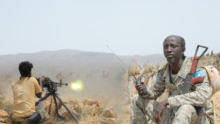 {DAAWO MUQAALKA}  Saraakiil iyo Askar hub kala soo goostay Furimaha oo gacanta lagu dhigay.