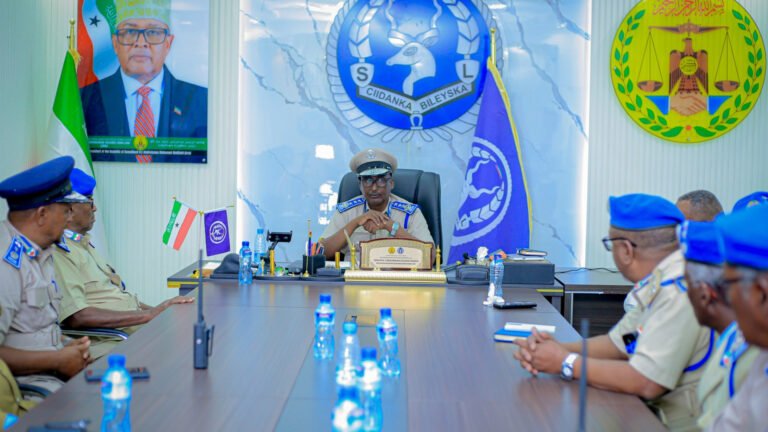 {DAAWO MUQAALKA}  Sargaal sare oo ka tirsanaa ciidanka Somaliland oo meeydkiisa laga hotel ku yaalo Hargeeysa.