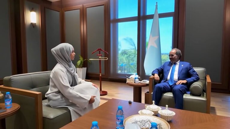 {DAAWO MUQAALKA} Madaxweyne Xasan oo Madaxtooyadda bilad ku siiyay Ramla Cali.