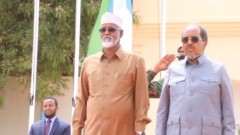 {DAAWO MUQAALKA} Sidee Madaxweyne Xasan sheekh loogu soo Dhaweeyey kismaayo.?