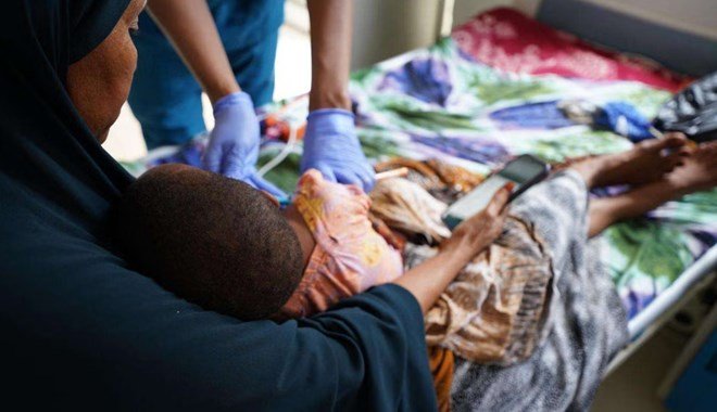 Hooyo Soomaaliyeed oo safar lug ah oo 120 km u gashay si ay nafteeda iyo ilmaheeda u badbaadiso?