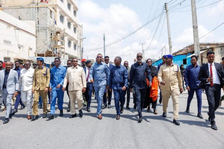 Ra’iisul Wasaaraha XJFS Xamsa Cabdi Barre ayaa daah-furay waddooyinka xirnaa