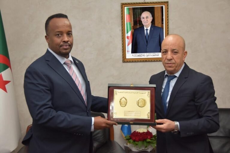 Safiirka JFS ee dalka Aljeeriya iyo Taliyaha Booliska Qaranka Aljeeriya Ayaa kahadlay  xoojinta xiriirka iskaashi.