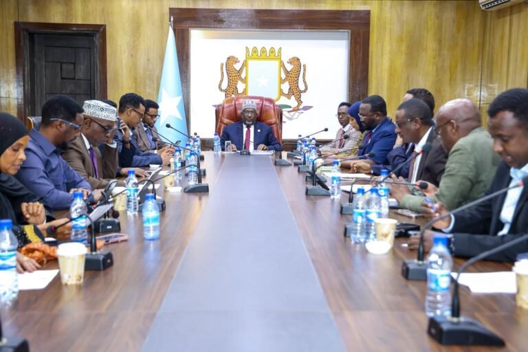 Maxey ka wada Hadleen Aadan Madoobe iyo Gudiyada Joogtada Baarlamaanka Soomaaliya.