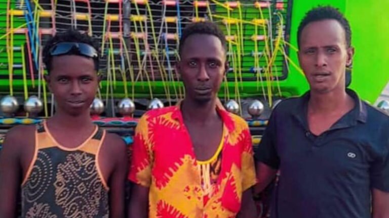 Maleeshiyaad Hubeysan ayaa Afduubtay gawaari iyo Sadax qof oo Safar.