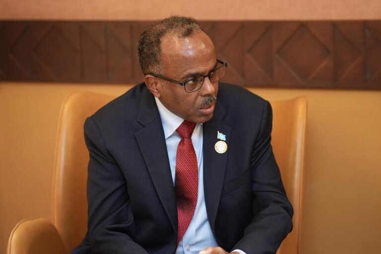 Wasiiru dowlaha Arrimaha Dibadda Soomaaliya oo dhiggiisa Hindiya kula kulmay Kampala.