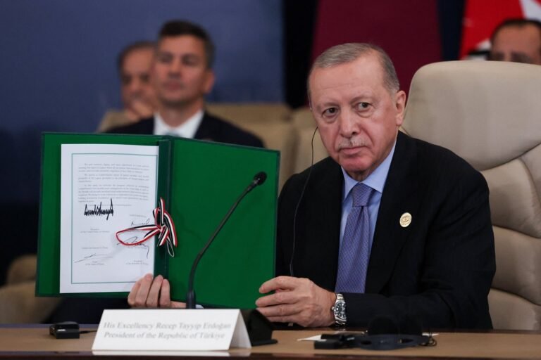 Türkiye, Egypt, Qatar and US sign document on Gaza ceasefire deal.