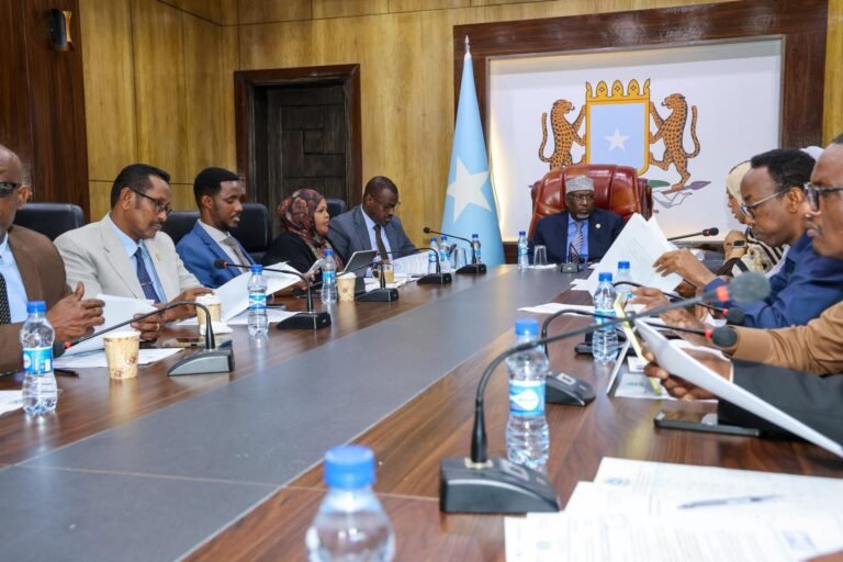 Muxuu kala Hadlay Guddoomiye Adan Madoobe Guddiga Joogtada ah ee Baarlamaanka.?