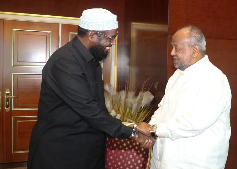 Maxeey ka wada Hadleen Wasiir Mukhtaar Roobow iyo Madaxweynaha Jabuuti.