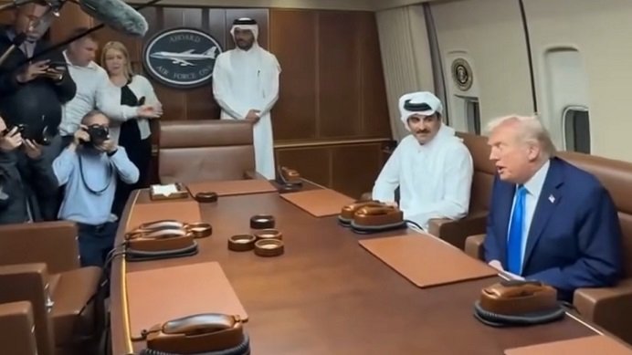 Trump oo ku qaabbilay Amiirka Qatar gudaha diyaaradda Air Force One.