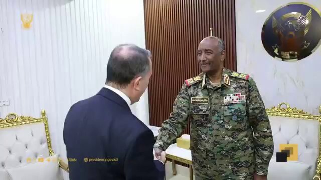 Safiirka Turkiga u fadhiya Suudaan Hoggaamiyaha milatariga Suudaan.