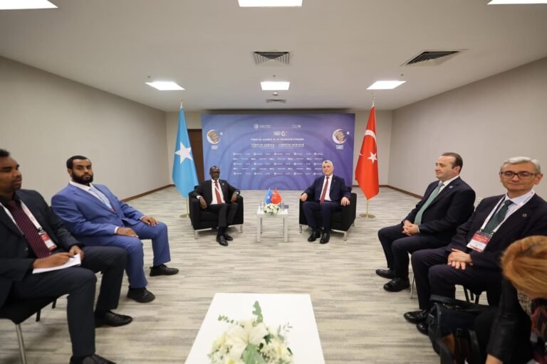 Soomaaliya oo Turkiga u iibgaynayso Kalluunka iyo Macdanta dalka?